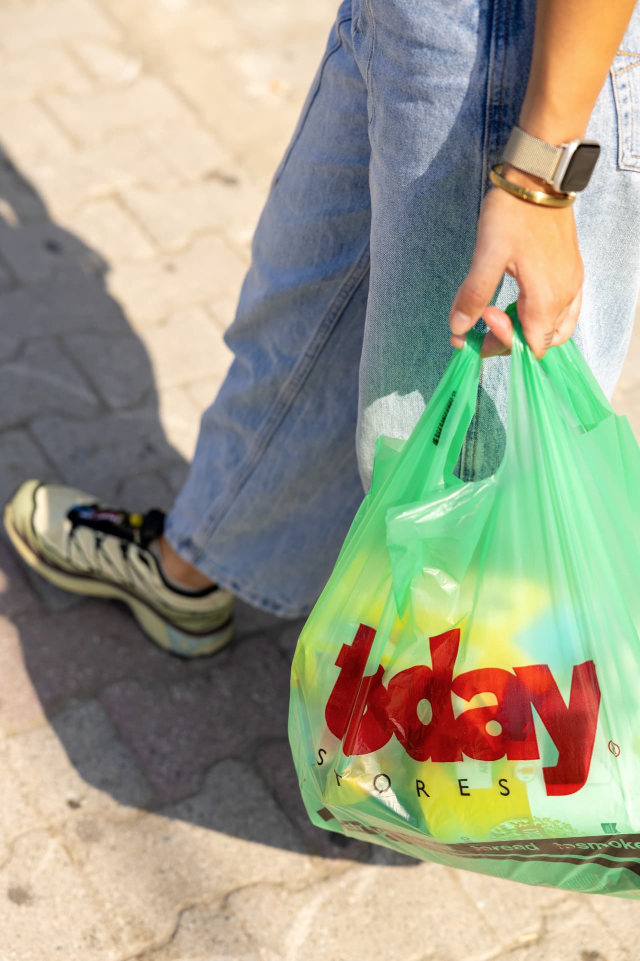 Πελάτισσα με σακούλα Today Stores